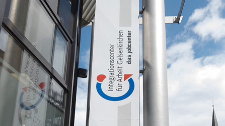 Banner des Integrationscenters für Arbeit Gelsenkirchen - das Jobcenter an der Außenfassade (Bild anzeigen)
