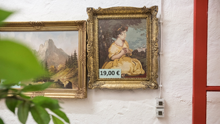Ein Bild von einer Malerei, das ein Kind in gelbem Kleid zeigt. Ein Preisschild mit 19,00€ ist in den gold-verzierten Rahmen gesteckt. (Bild anzeigen)