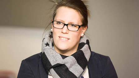 Porträtfoto von Jasmin Weihrauch. Sie trägt eine Brille und einen grau-schwarzen Schal. (Bild anzeigen)
