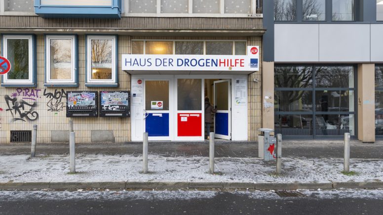 Eingangstür zur Drogenberatungsstelle Dortmund, über ihr steht "Haus der Drogenhilfe".