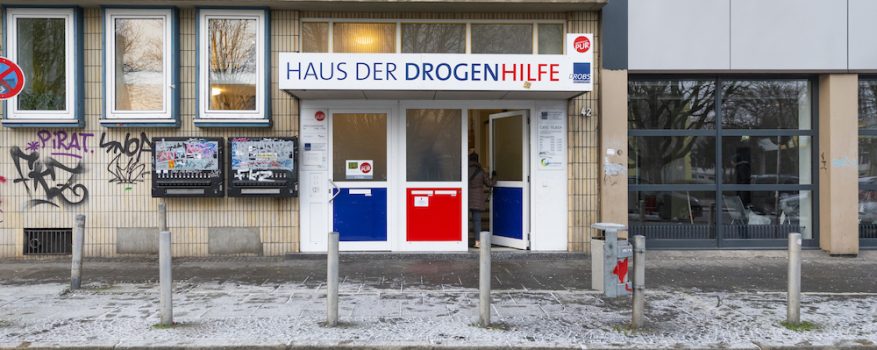Eingangstür zur Drogenberatungsstelle Dortmund, über ihr steht "Haus der Drogenhilfe".