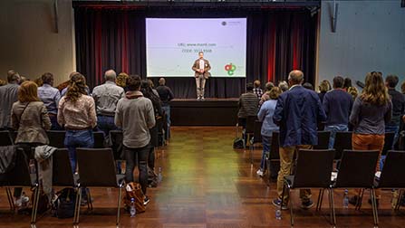 Prof. Dr. Niko Kohls stimmte die Teilnehmenden mit einer Achtsamkeitsübung auf die Workshops ein.