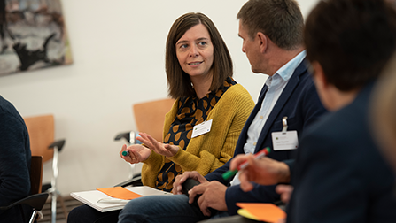 Gabriele Engelhaupt aus dem Wartburgkreis diskutiert hier mit einem Kollegen. Gabriele Engelhaupt aus dem Wartburgkreis diskutiert hier mit einem Kollegen.