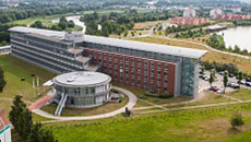 Das Jobcenter Bremerhaven aus der Vogelperspektive. Ein langer Gebäudekomplex sowie ein kleineres rundes Gebäude.Öffnet Seite: Jobcenter Bremerhaven