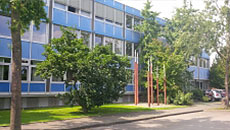 Das Gebäude des Jobcenters Kreis Viersen. Bäume stehen vor der blauen Fassade.Öffnet Seite: Jobcenter Kreis Viersen
