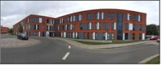 Panorama-Aufnahme des braunen Gebäudes des Jobcenters Nordwestmecklenburg.
