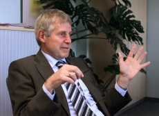 Bild von Dr. Ulrich Gawellek. Er hat kurze graue Haare und trägt einen Anzug. 