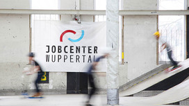 Plakat mit dem Logo des Jobcenters in der SkatehalleÖffnet Seite: Jobcenter Wuppertal - Nah am Menschen