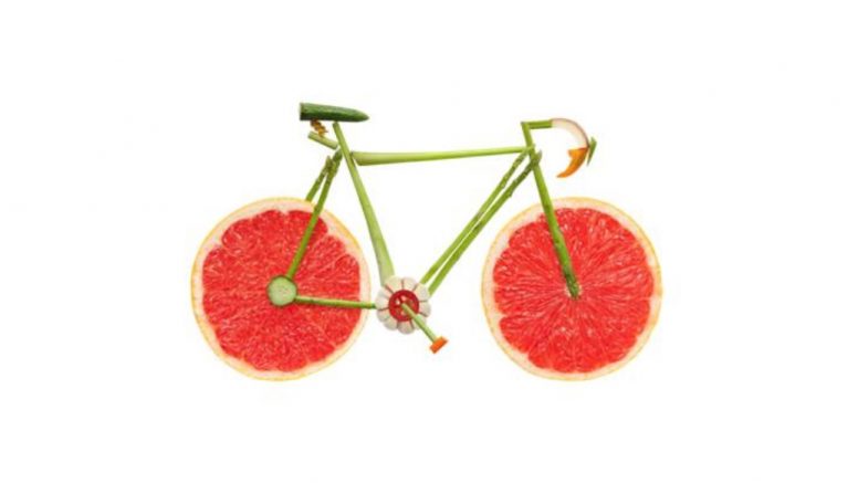 Fahrrad mit einem Rahmen aus Spargel, Rädern aus Grapefruitscheiben und einer Gurke als Sattel.