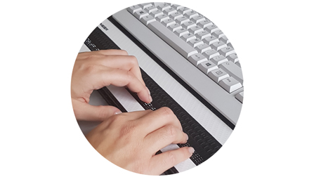 Bild von zwei Händen, die auf einer Braille-Tastatur für den PC ruhen.Öffnet Seite: 3 Fragen an Angela de Masi