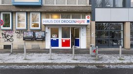 Eingangstür zur Drogenberatungsstelle Dortmund, über ihr steht "Haus der Drogenhilfe".Öffnet Seite: Ich lauf vorm Jobcenter nicht weg