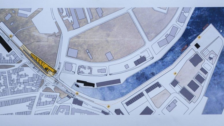 Eine Karte einer langen Einbuchtung im Hafen, am Ende ist ein gelber Kreis wo die "Marlen" steht.