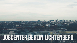 Panorama von Berlin mit Fernsehturm, unten links steht "Jobcenter Berlin Lichtenberg".Öffnet Seite: Jobcenter Berlin Lichtenberg zeigt Flagge für Vielfalt