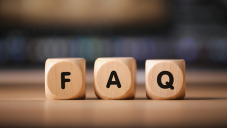 Drei Holzwürfel mit den Buchstaben F, A und Q.Öffnet Seite: Fragen und Antworten zum Bürgergeld