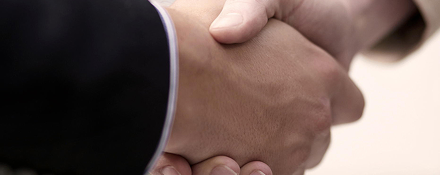 Nahaufnahme: Handschlag von zwei Personen.