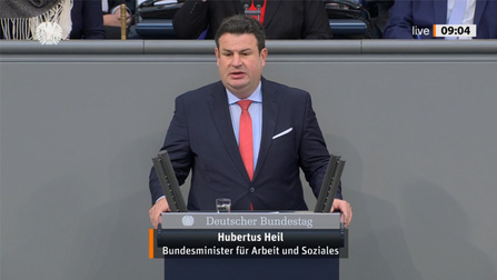 Hubertus Heil am RednerpultÖffnet Seite: Video: Bundesarbeitsminister Hubertus Heil wirbt im Bundestag fürs Bürgergeld
