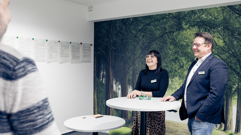 Mit Spaß bei der Sache: Matthias Oppermann (vorne links) bringt Nancy Breuer und Stephan Preine zum Schmunzeln.