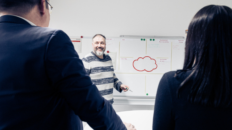 Gemeinsames Brainstorming: Matthias Oppermann sammelt die Ideen von Stephan Preine und Nancy Breuer am Whiteboard.