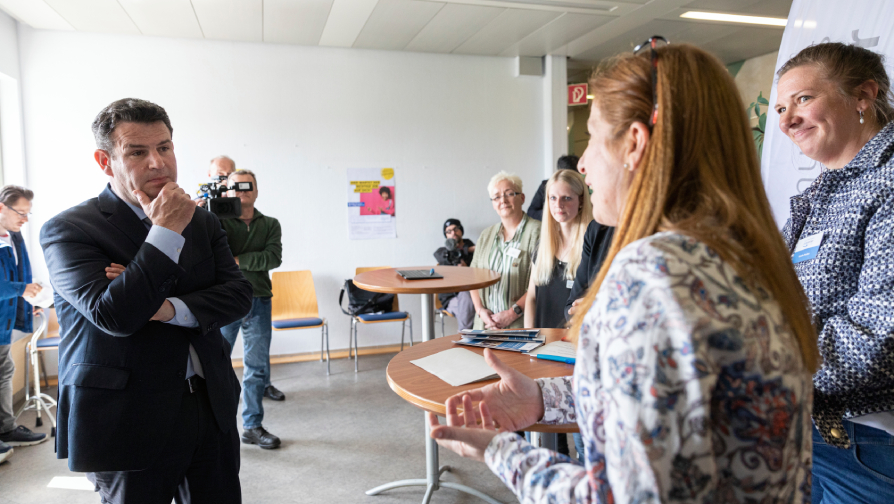 Bundesminister Hubertus Heil im Gespräch zu Besuch im Jobcenter Solingen