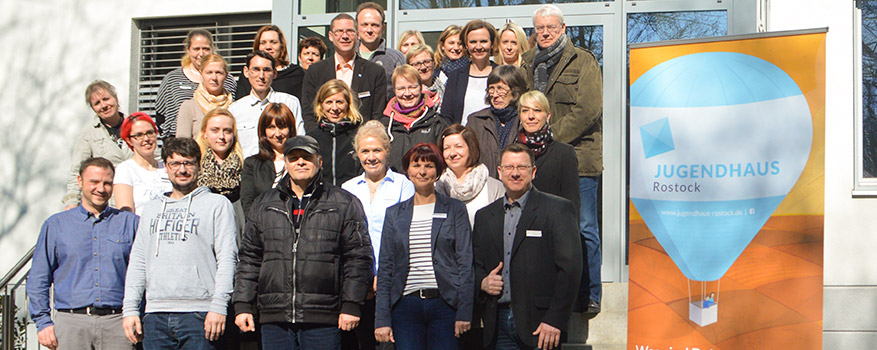 Gruppenbild mit Mitarbeiterinnen und Mitarbeitern vor dem Jugendhause Rostock.