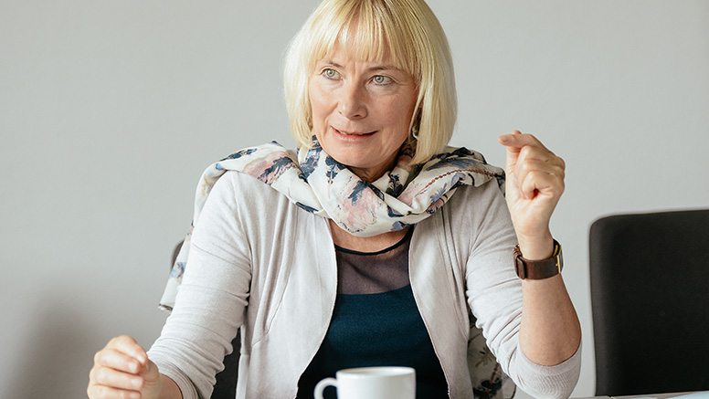 Portrait von Elisabeth Katzmann. Sie trägt einen blonden Bob.