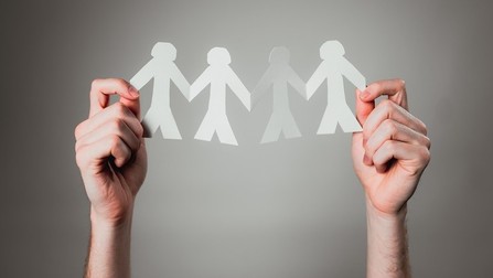 Hände halten Menschenkette aus Papier. Hände halten Menschenkette aus Papier.