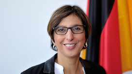 Vanessa Ahuja leitet die Abteilung II im Bundesministerium für Arbeit und Soziales (BMAS).Öffnet Seite: „Jobcenter leben keine verstaubte Bürokratie"