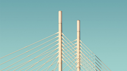 Zwei weiße Brückenpfeiler vor hellblauem Himmel.Öffnet Seite: Hintergrundbericht