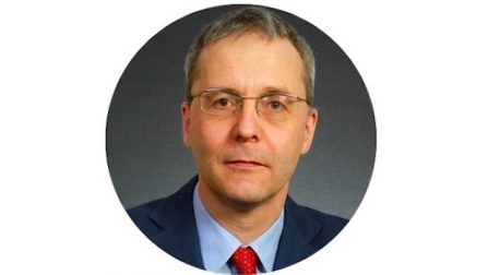 Porträtfoto von Prof. Dr. Martin Brussig. Er hat kurze Haare und trägt eine Brille, ein dunkelblaues Sakko, ein hellblaues Hemd und eine rote Krawatte.Öffnet Seite: Expertengespräch: Prof. Dr. Martin Brussig