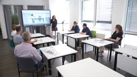 Mitarbeiterinnen und Mitarbeiter bei einer digitalen Schulung im Jobcenter Rhein-Sieg.Öffnet Seite: Changemanagement: Jobcenter machen’s vor